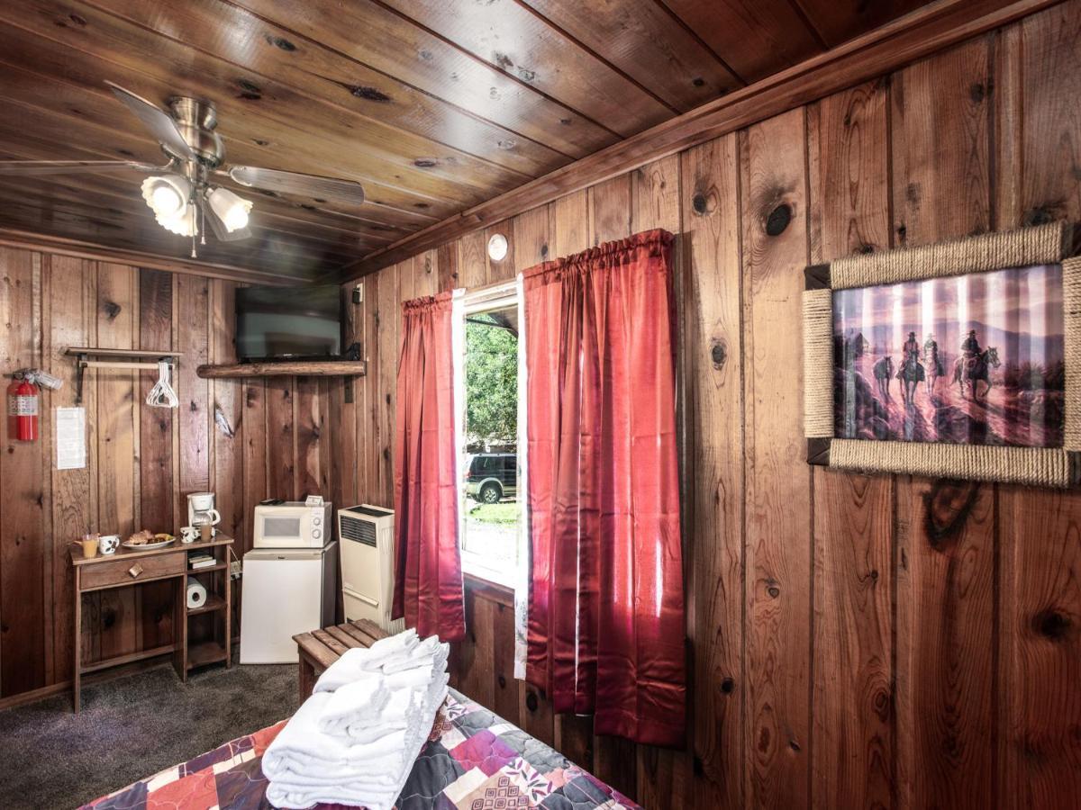 Apache Village Cabinette 11, Queen Bed, Midtown, Sleeps 2 Ruidoso Exterior photo