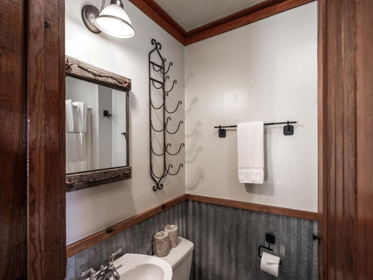 Apache Village Cabinette 11, Queen Bed, Midtown, Sleeps 2 Ruidoso Exterior photo