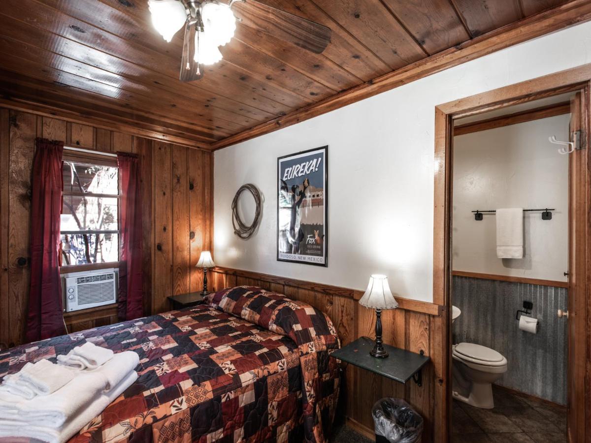 Apache Village Cabinette 11, Queen Bed, Midtown, Sleeps 2 Ruidoso Exterior photo