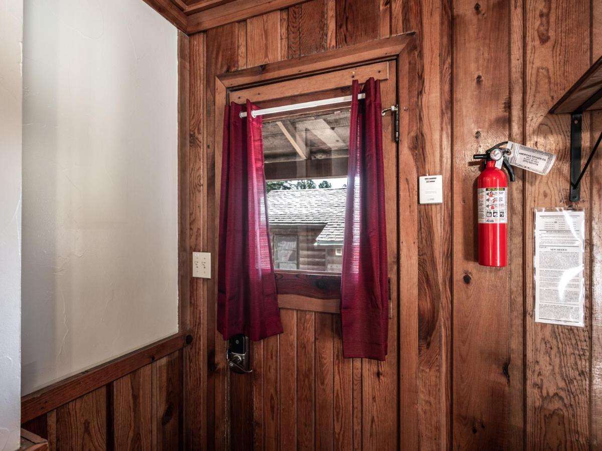 Apache Village Cabinette 11, Queen Bed, Midtown, Sleeps 2 Ruidoso Exterior photo